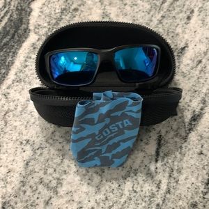NWOT COSTA OCEARCH BLUE MIRROR POLARIZED SUNGLASSES 
NO TOWEL!